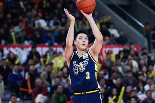 广东队唯一600万顶薪球员，胡明轩场均只有7分，还不如打替补