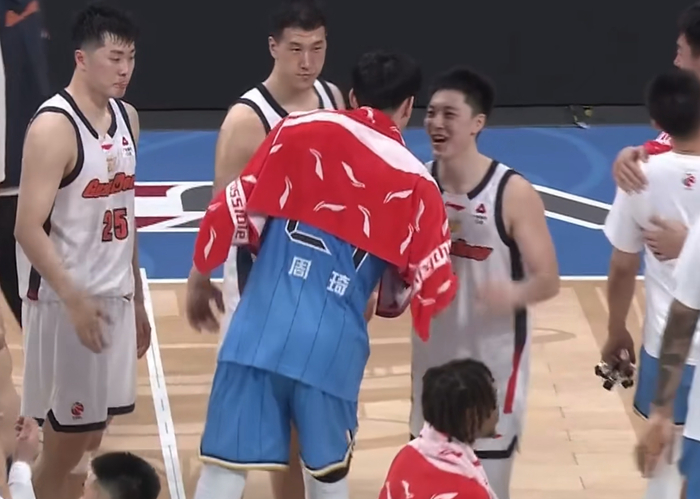 开云-北京淘汰广东！胡明轩人缘极佳，杜锋挺开心，陈盈骏面露凶狠|曾凡博|赵睿|cba季后赛|内线|周琦_新浪体育_新浪新闻